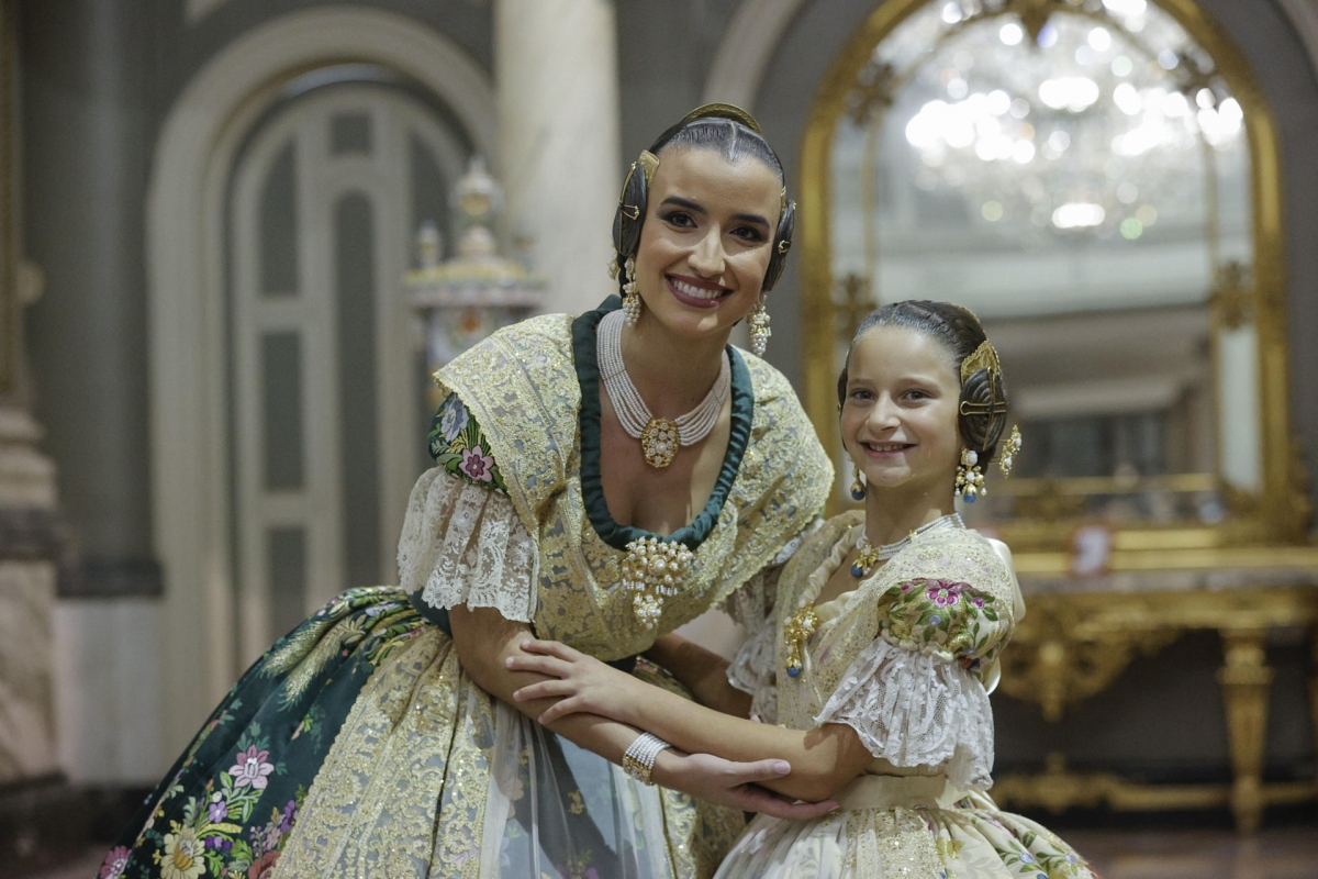 Las falleras mayores Carmen Prades y Marta Mercader. - Foto: EFE/MANUEL BRUQUE