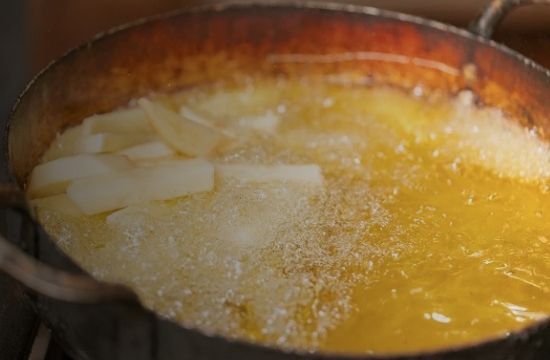 Empresas valencianas impulsan un proyecto que reutiliza aceite de cocina usado para detergentes sostenibles