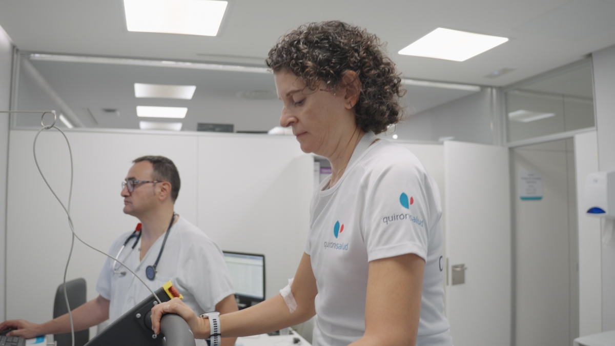 Quirónsalud Alicante realiza el reconocimiento a una participante del Reto Pelayo Vida Costa Rica 2025