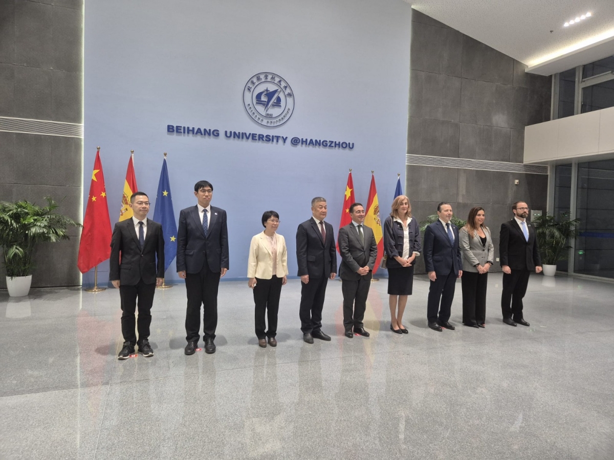 Albares y Capilla (UPV) junto a los representantes chinos.