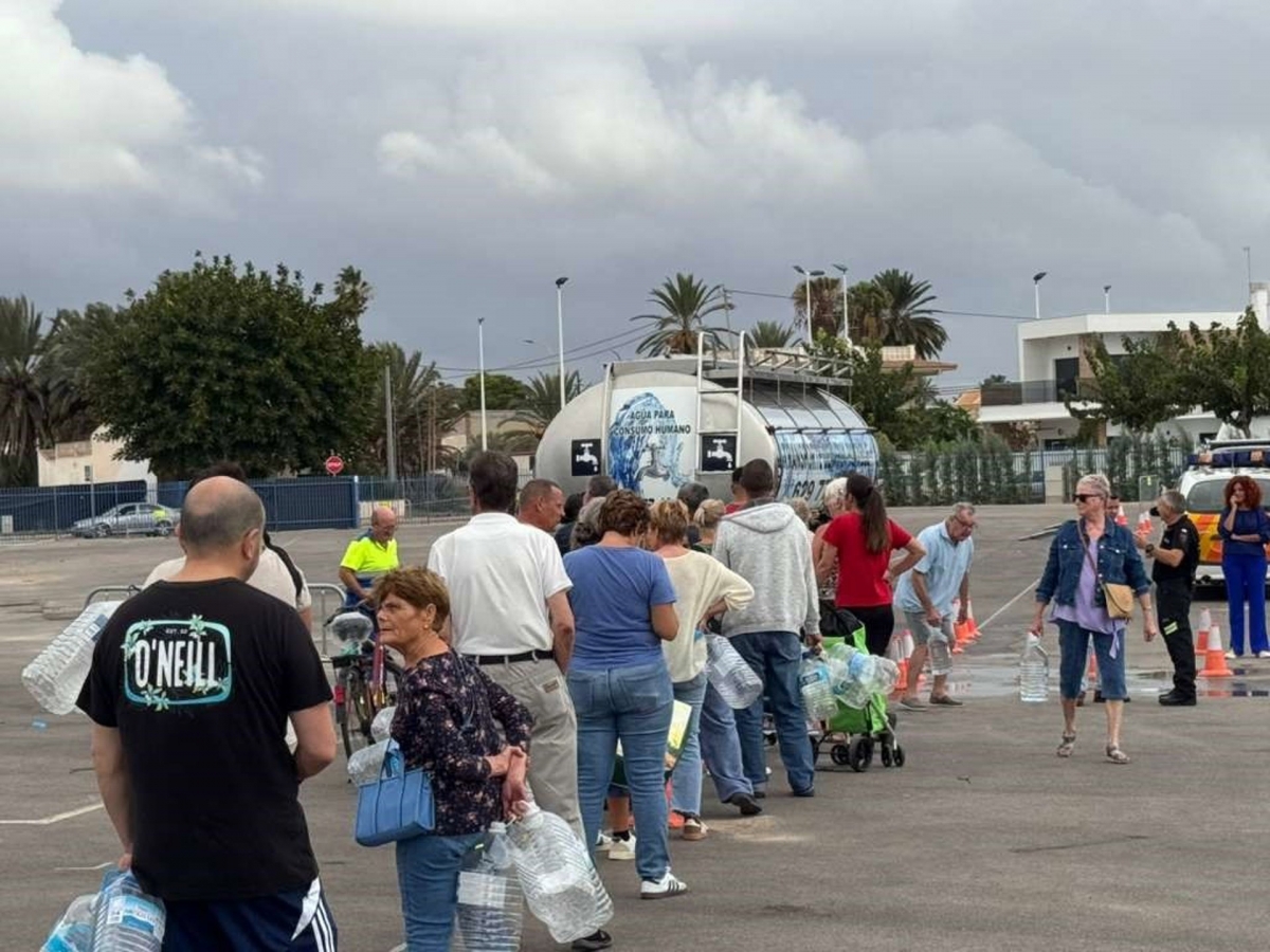 Vecinos de San Pedro del Pinatar recogiendo agua potable. - Foto: Ayuntamiento de San Pedro