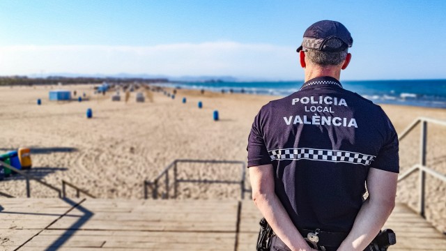 El operativo de playas de la Policía Local de València localiza a 100 menores