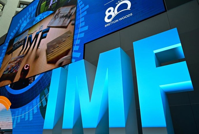 Archivo - FILED - 24 October 2024, US, Washington: The letters IMF (for International Monetary Fund) stand next to a stage for events in the conference building of the International Monetary Fund (IMF). Photo: Soeren Stache/dpa