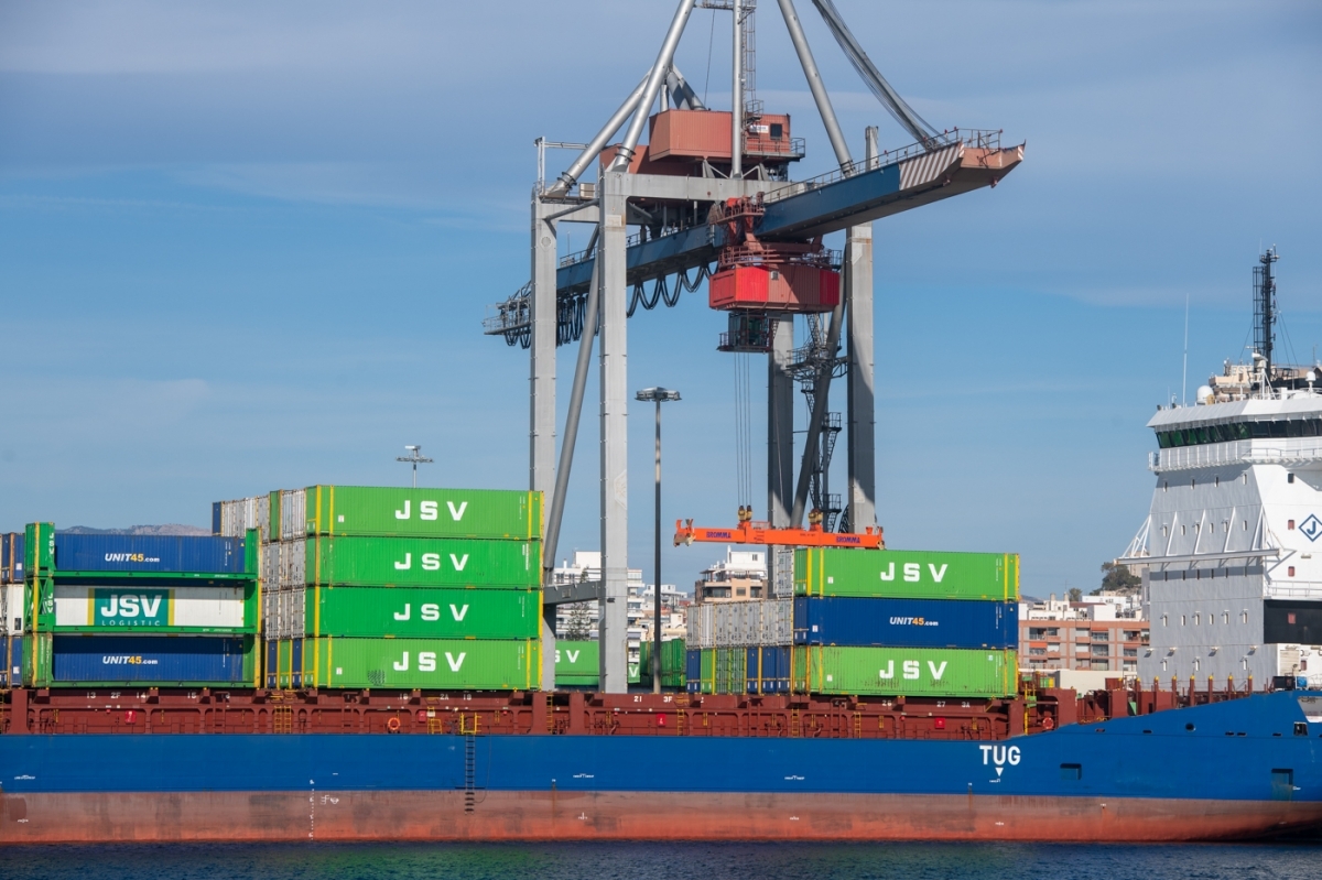 Una grúa, en la terminal de Hub Portuario de Alicante, en el puerto. 