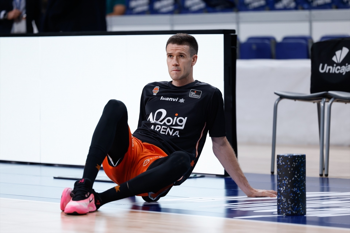 Xabi López-Arostegui regresa y completa la lista de Valencia Basket ante el Hapoel Tel Aviv