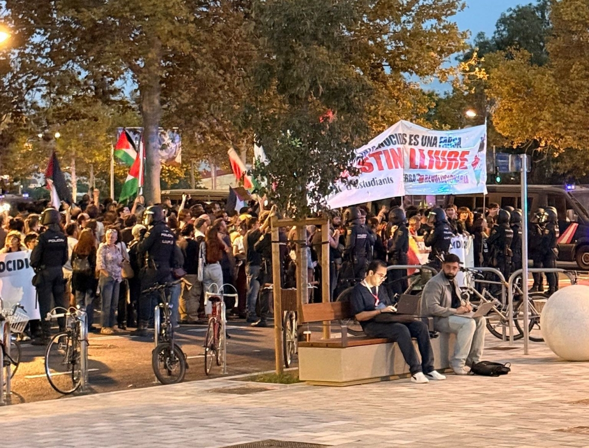 Un millar de personas protesta ante al Roig Arena de València contra Israel