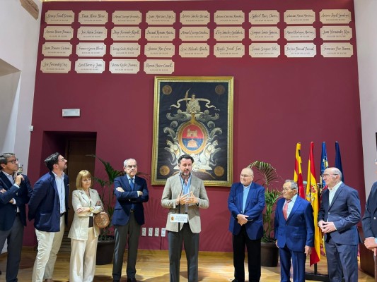 Elche homenajea a los Hijos Predilectos, Adoptivos y alcaldes de la ciudad en la sala del Consell