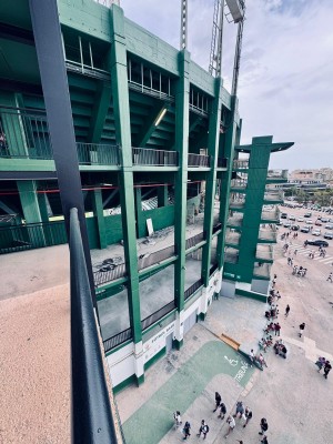 Cinco mil litros de pintura verde que ya han cambiado el aspecto exterior del Martínez Valero