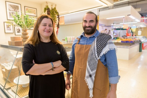 La gastronomía palestina se instala en un nuevo puesto del Mercado Rojas Clemente