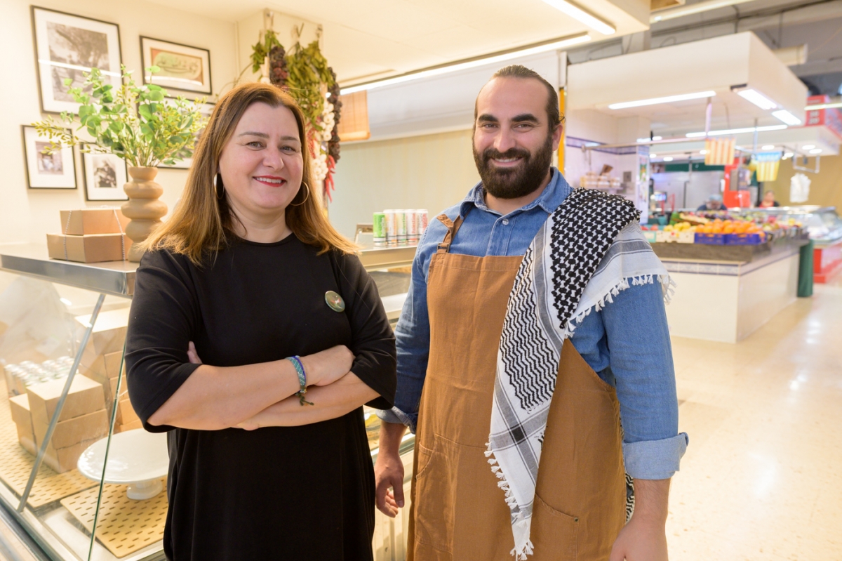 La gastronomía palestina se instala en un nuevo puesto del Mercado Rojas Clemente