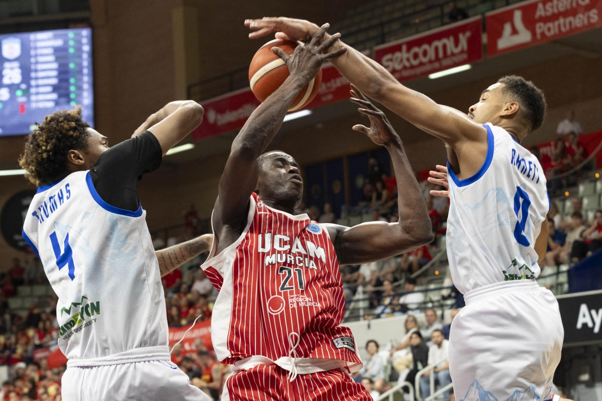 El UCAM CB debuta con victoria en casa en la FIBA Copa de Europa y es líder