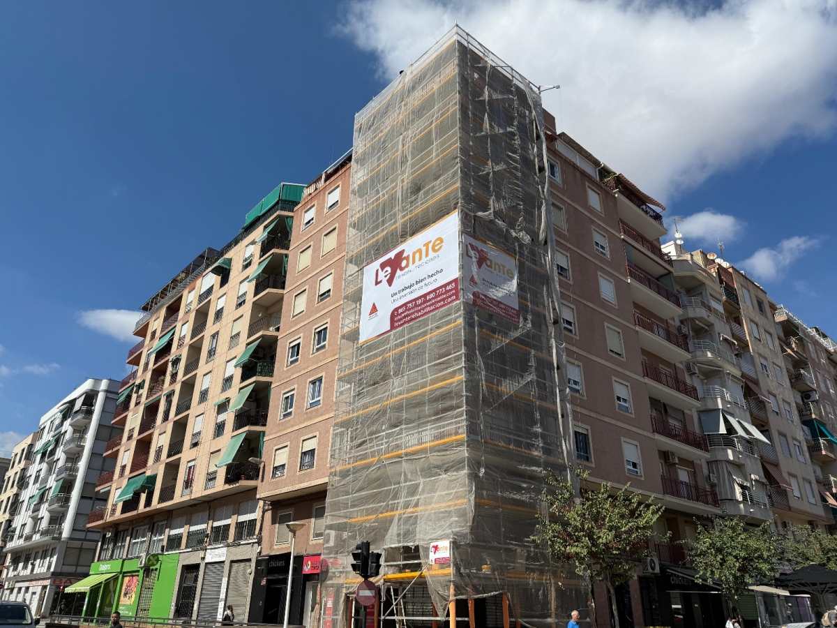 El PSOE de Elche denuncia que no salgan ayudas a la rehabilitación de edificios a pesar de la necesidad