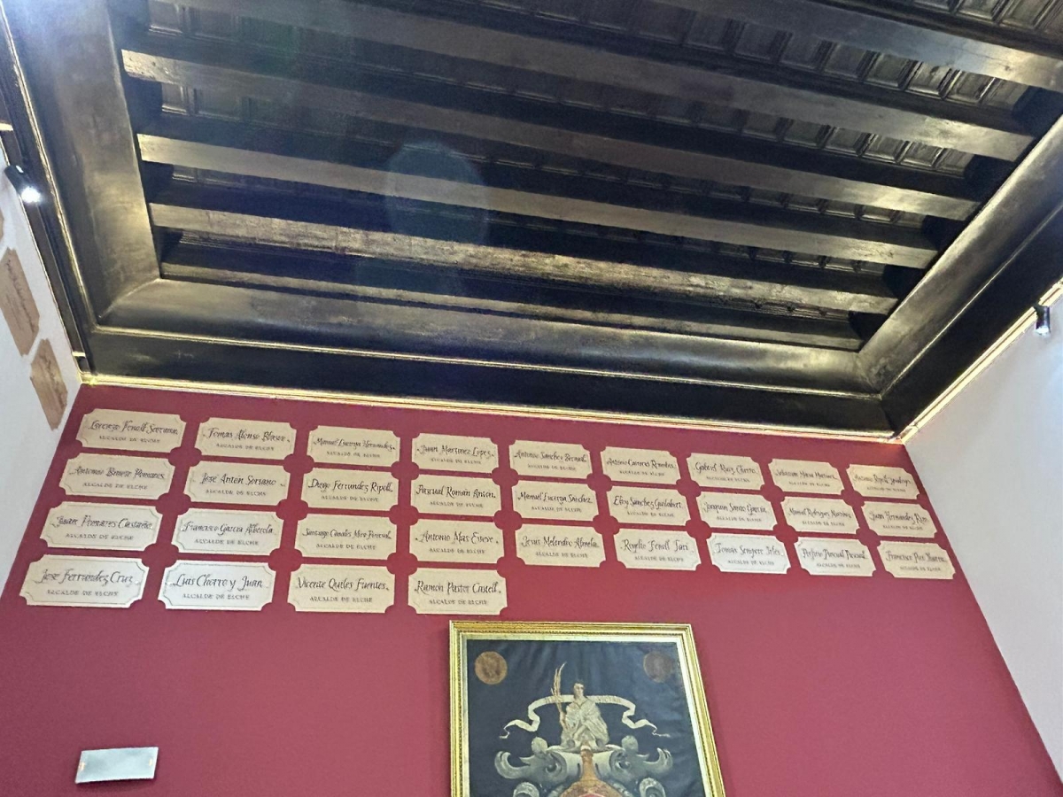 Compromís per Elx critica las cartelas de la Sala del Consell 