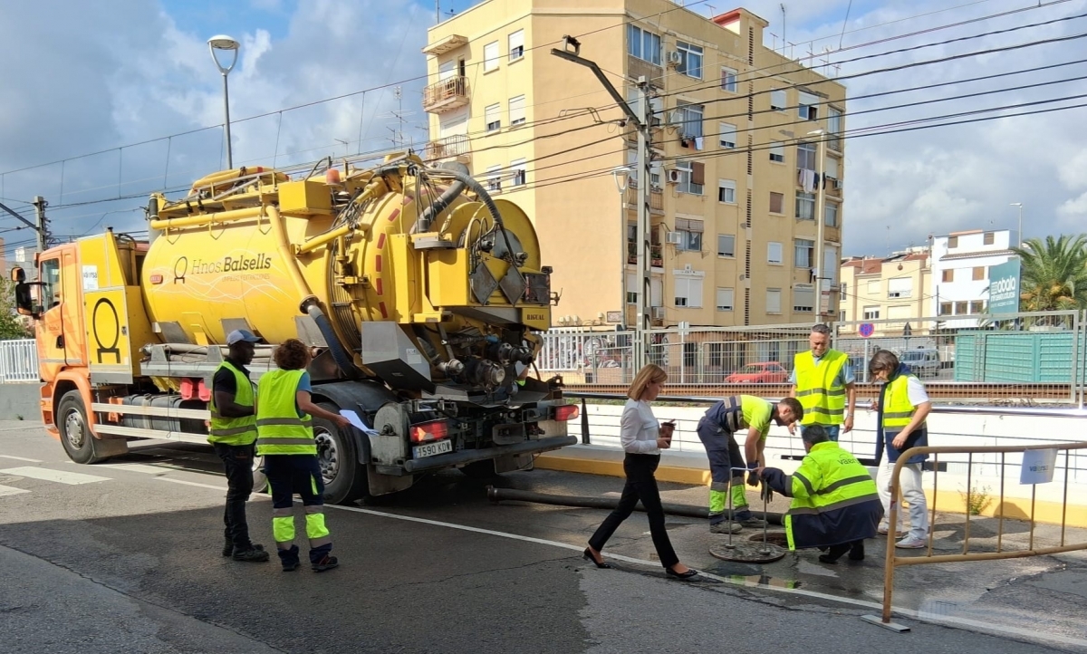 Comienzan en Carlet los trabajos en el alcantarillado afectado por la Dana