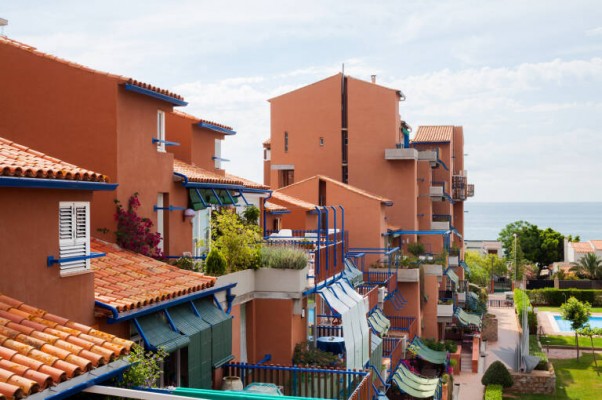 Los apartamentos turísticos de Castellón caen en ocupación y en oferta por el alza de precios