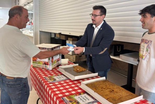 Castelló reparte 600 porciones de coca de tomate en el marco de la campaña de impulso al producto local
