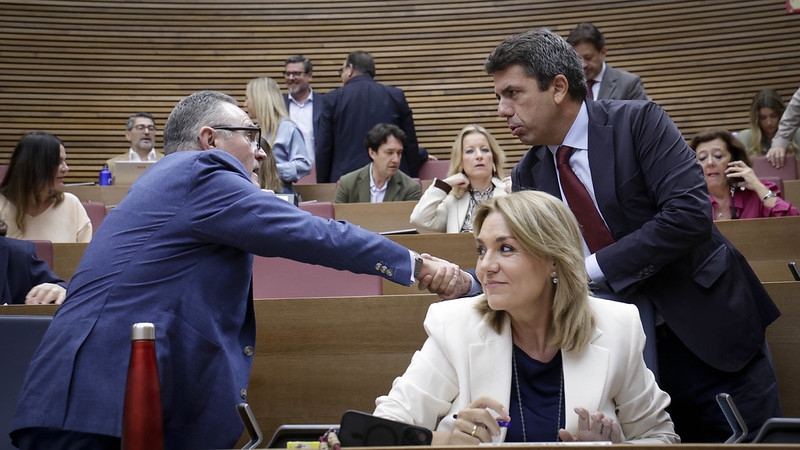 El presidente de la Generalitat saluda al vicepresidente para la Recuperación, Francisco José Gan Pampols.