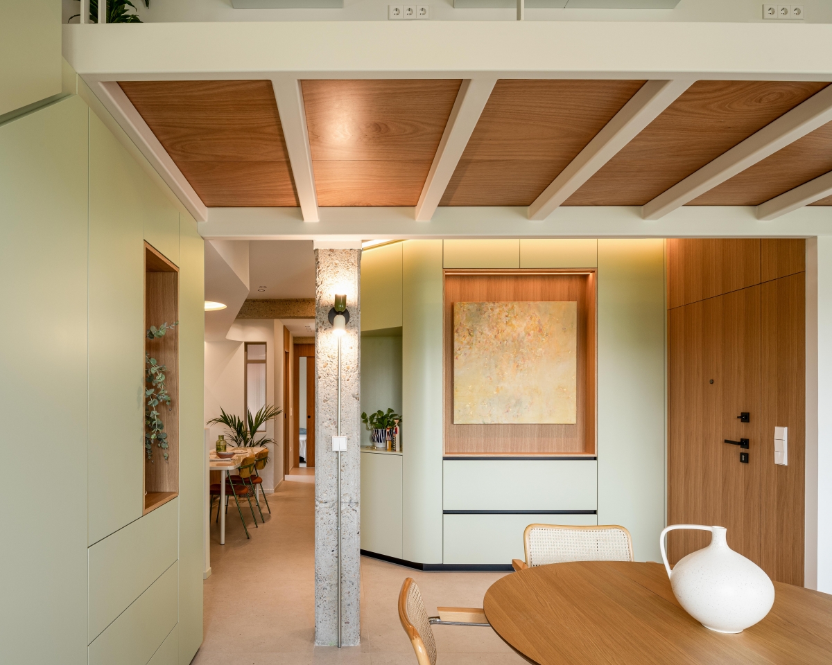 La reinvención de una casa en el barrio de Vistabella en Murcia: fluidez espacial y una pasarela flotante para un nuevo paisaje interior