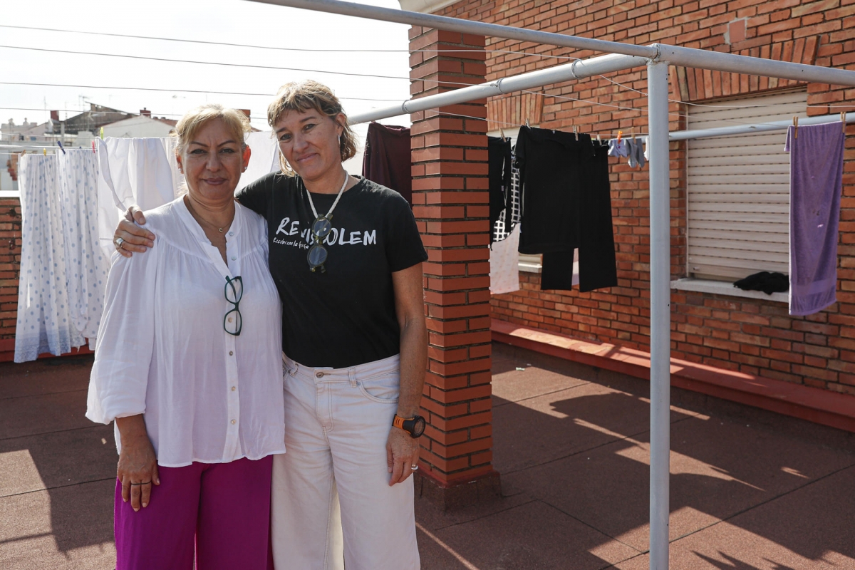 La coordinadora en València del Área de Hospitalidad del SJM, Lorena Fababú (d), y Yolanda Rojas. - Foto: EFE/MANUEL BRUQUE
