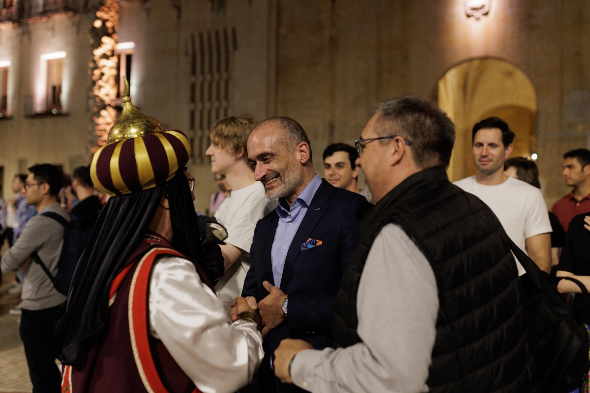 Este miércoles se ofreció un desfile de Moros y Cristianos por la Corredora para los conferenciantes - - AP Este miércoles se ofreció un desfile de Moros y Cristianos por la Corredora para los conferenciantes -
