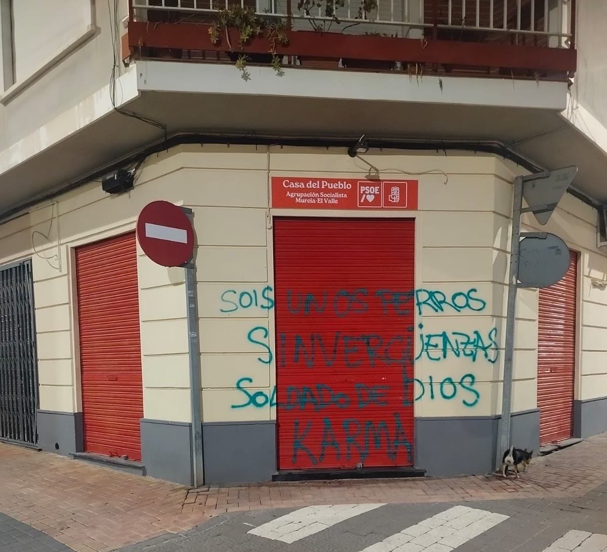 Atacan con pintadas vandálicas la sede del PSOE El Valle, en La Alberca: 