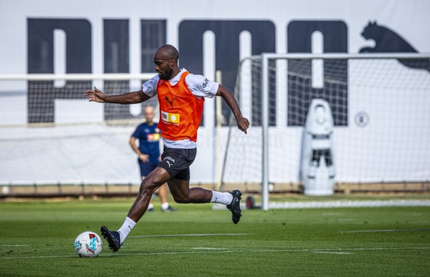 El Valencia entrena sin Foulquier y Ugrinic, dudas ante el Alavés