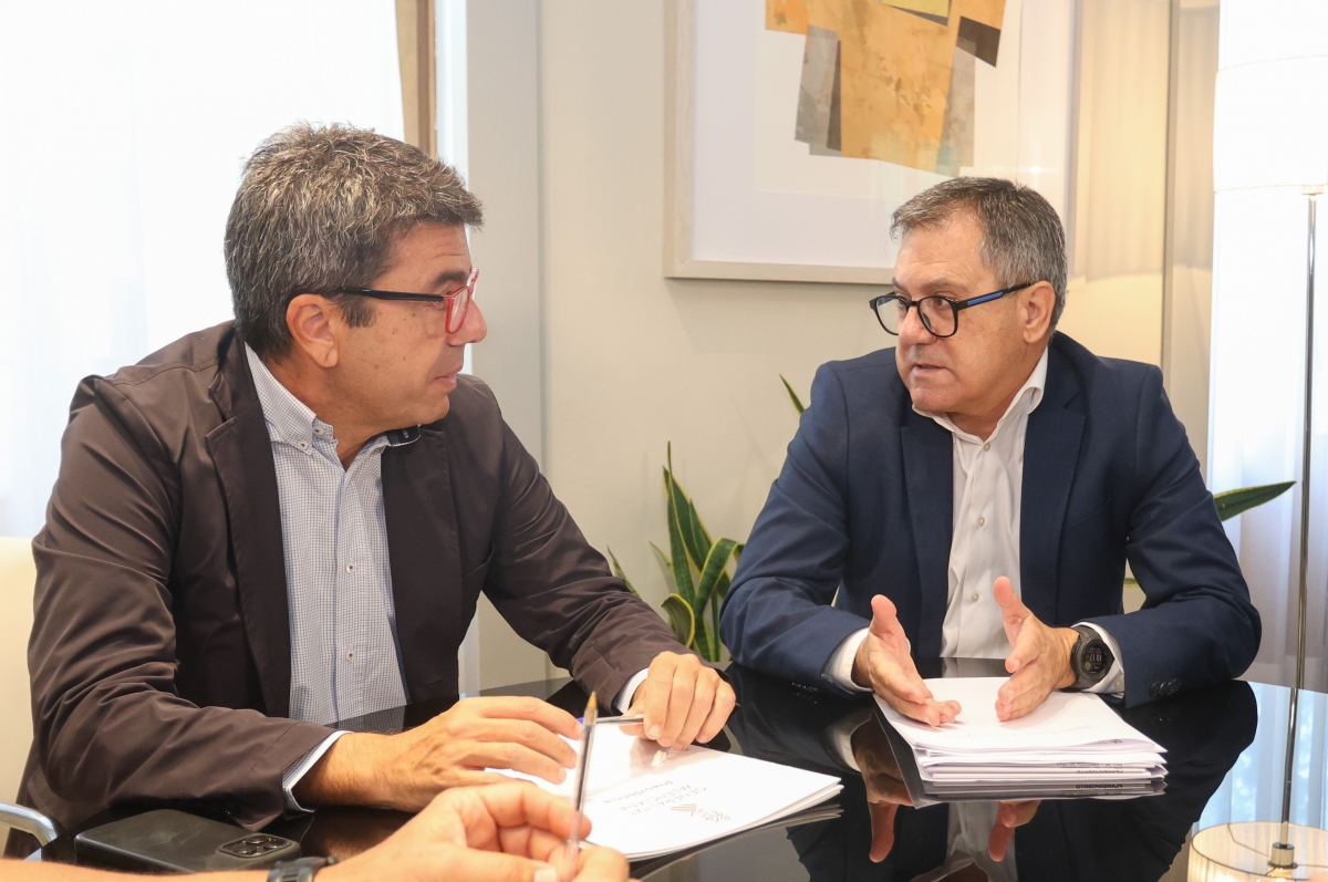 Mazón y el alcalde de Agost abordan la puesta en marcha de viviendas de protección pública