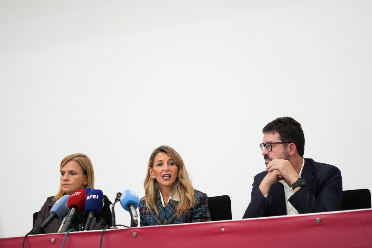 Yolanda Díaz (centro) en Torrent. - Foto: JORGE GIL / EUROPA PRESS