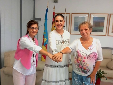 La edil de Cultura de Alicante, Nayma Beldjilali, y las representantes de APAMM. - 