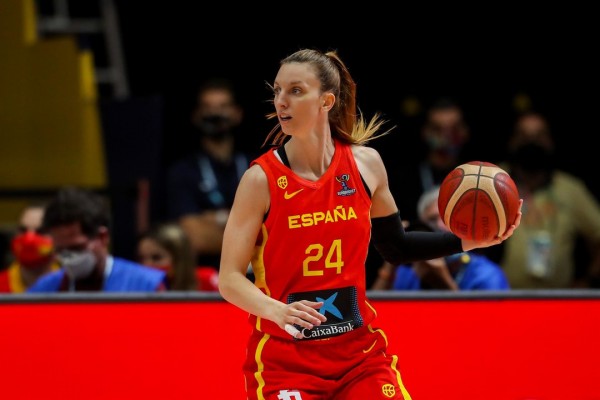 Laura Gil deja la selección tras 11 años como la baloncestista con más medallas internacionales 
