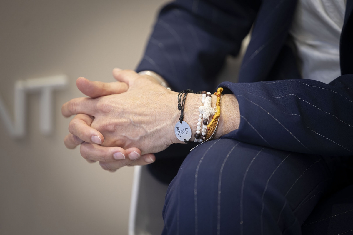 Detalle de una pulsera con el nombre de dos víctimas mortales de Torrent. - Foto: MARGA FERRER Detalle de una pulsera con el nombre de dos víctimas mortales de Torrent.
