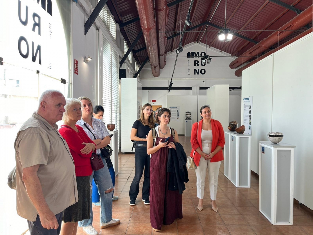 Los participantes de la Asamblea Europea de la Cerámica visitan en Castelló la exposición de ATC