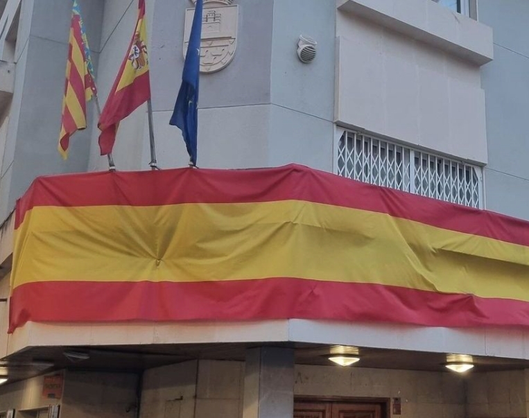 La bandera de España rompe a PP y Vox en Montserrat