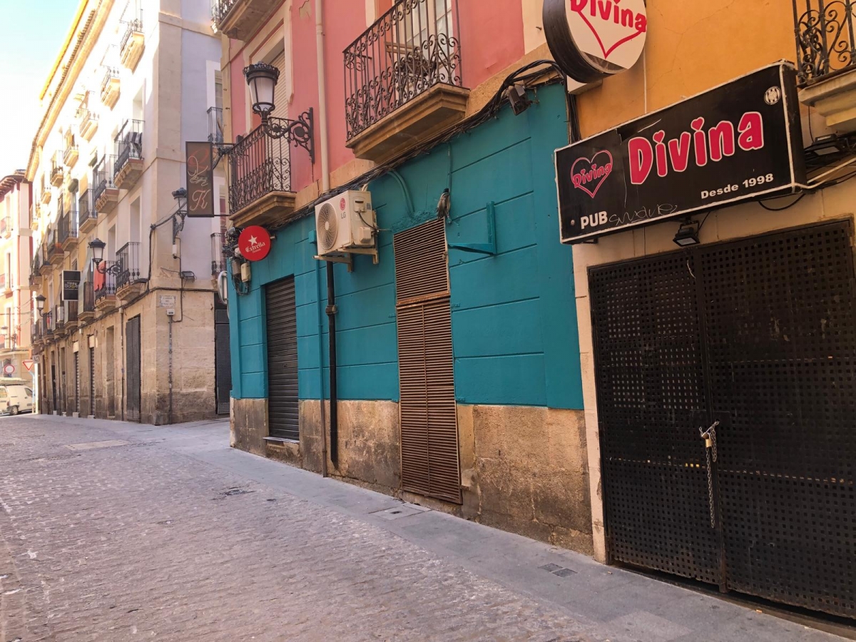 Los pubs situados en la calle Montengón de Alicante.
