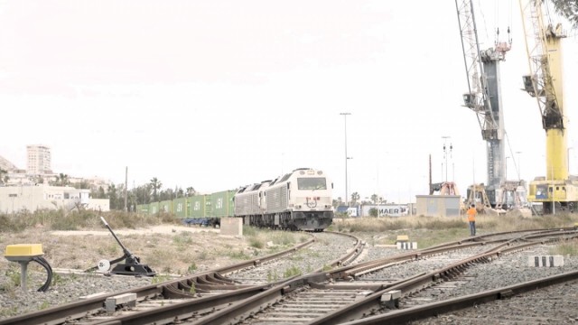 El Puerto se da hasta 2028 para electrificar sus vías como requisito para conectar con el Corredor