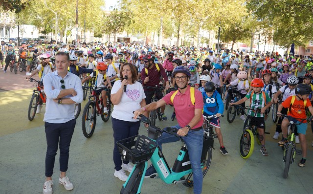 Mig miler d’escolars d’Ontinyent participen en un “bicibus” per celebrar el Dia Mundial Sense Cotxes 