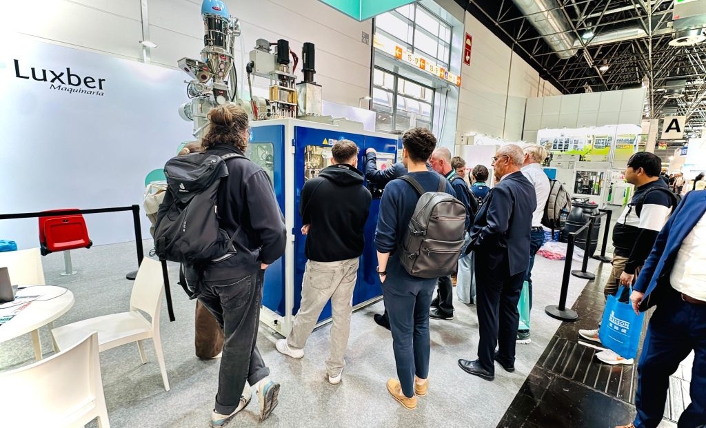 Luxber, especialista en maquinaria para plásticos ubicada en Ibi, busca en Alemania nuevos mercados