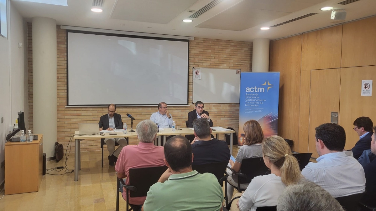 El transporte de Castellón, preocupado ante el cierre del año: el freno en el azulejo impacta ya en el sector