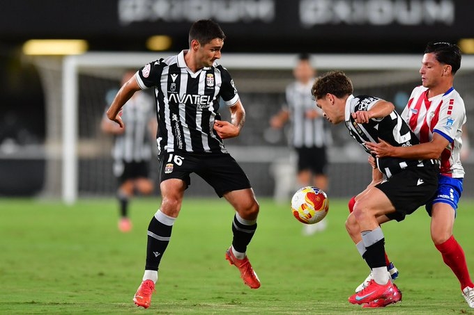 El Efesé mantiene inexpugnable su fortín y duerme líder en Primera RFEF