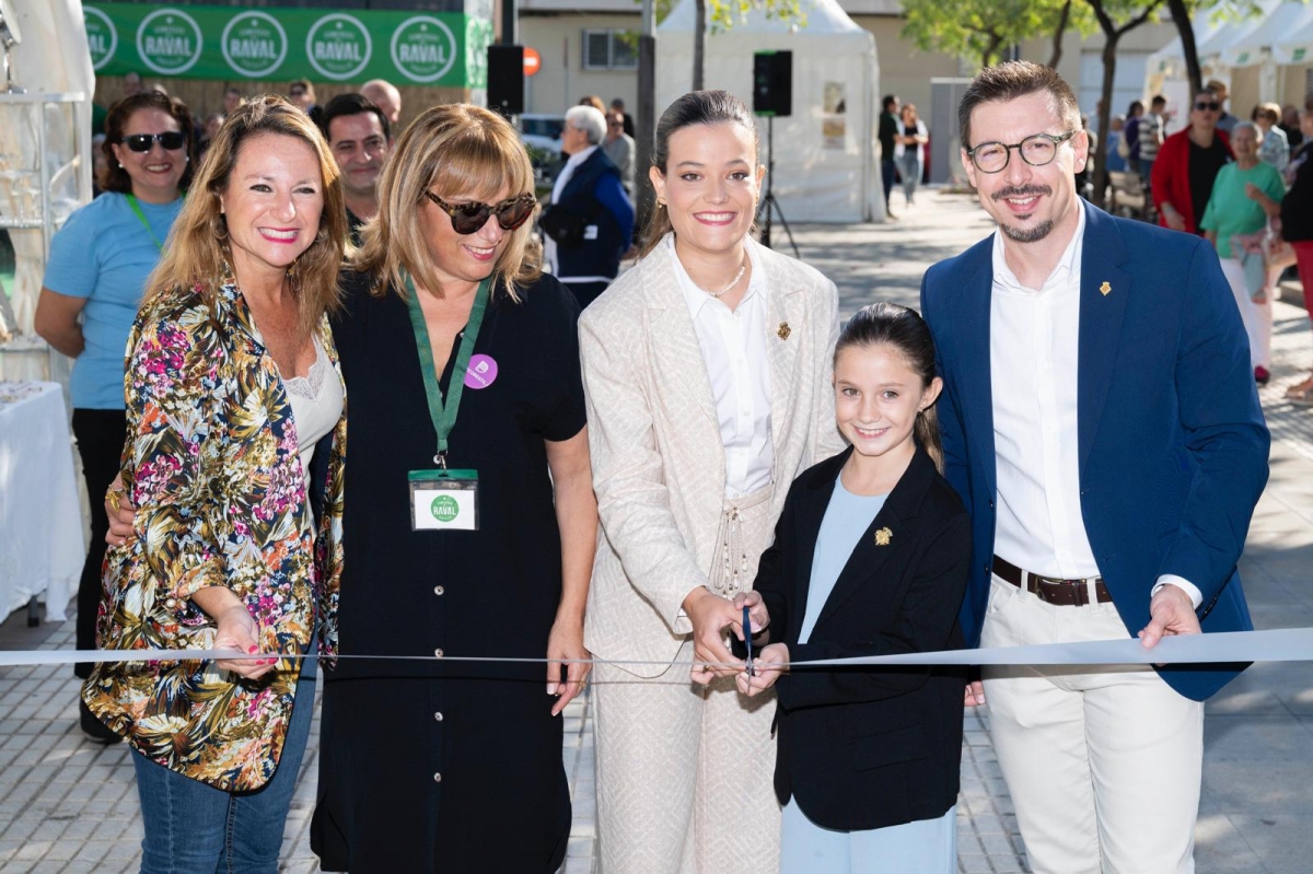 El V Mercat del Raval llena de ambiente, música y actividad la plaza Illes Columbretes