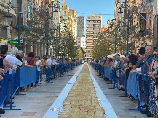Récord conseguido: Alicante elabora la coca de mollitas más larga del mundo