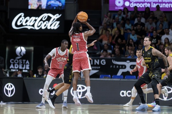 El UCAM CB cede el liderato al perder por mucho ante el que ahora manda en la Liga Endesa