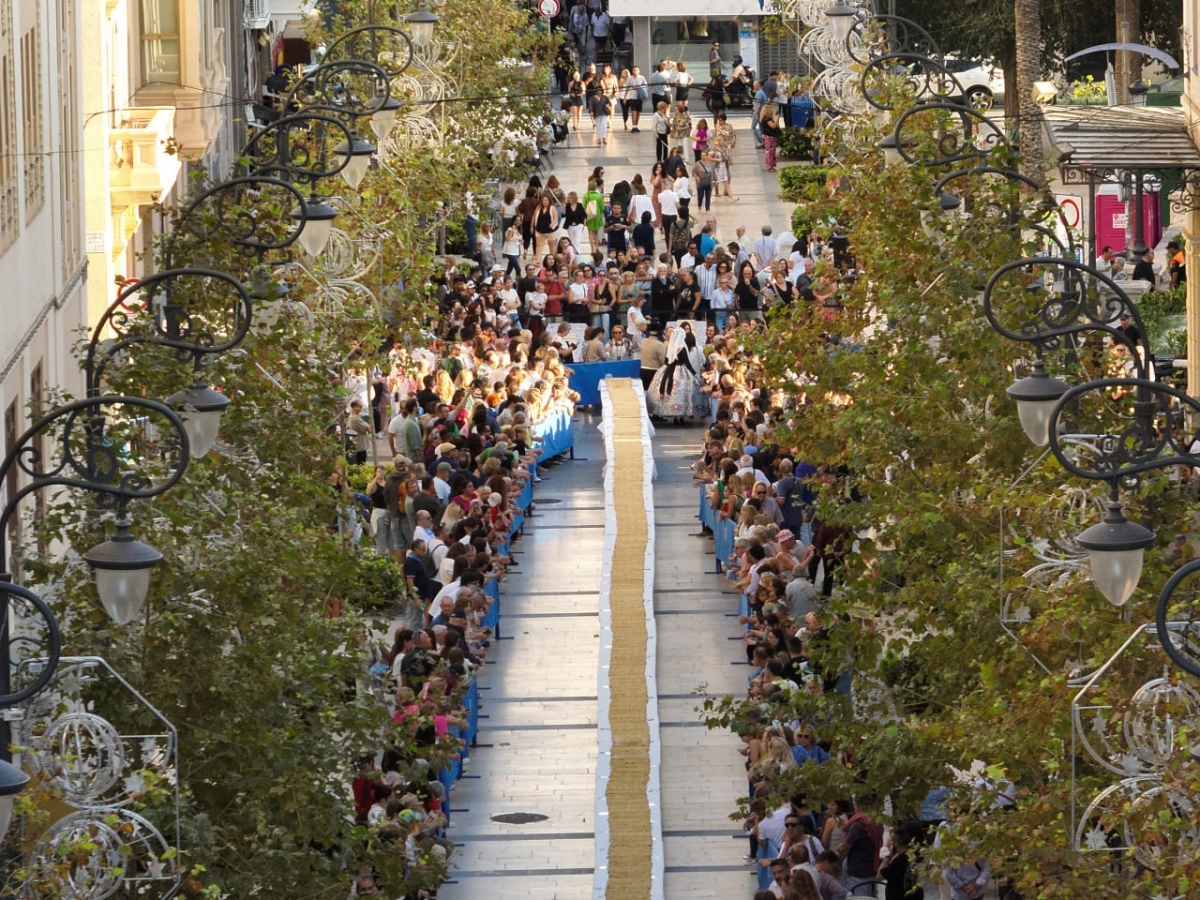 El concurso de coca de mollitas en Alicante se salda con récord: 108 metros y 10.000 asistentes