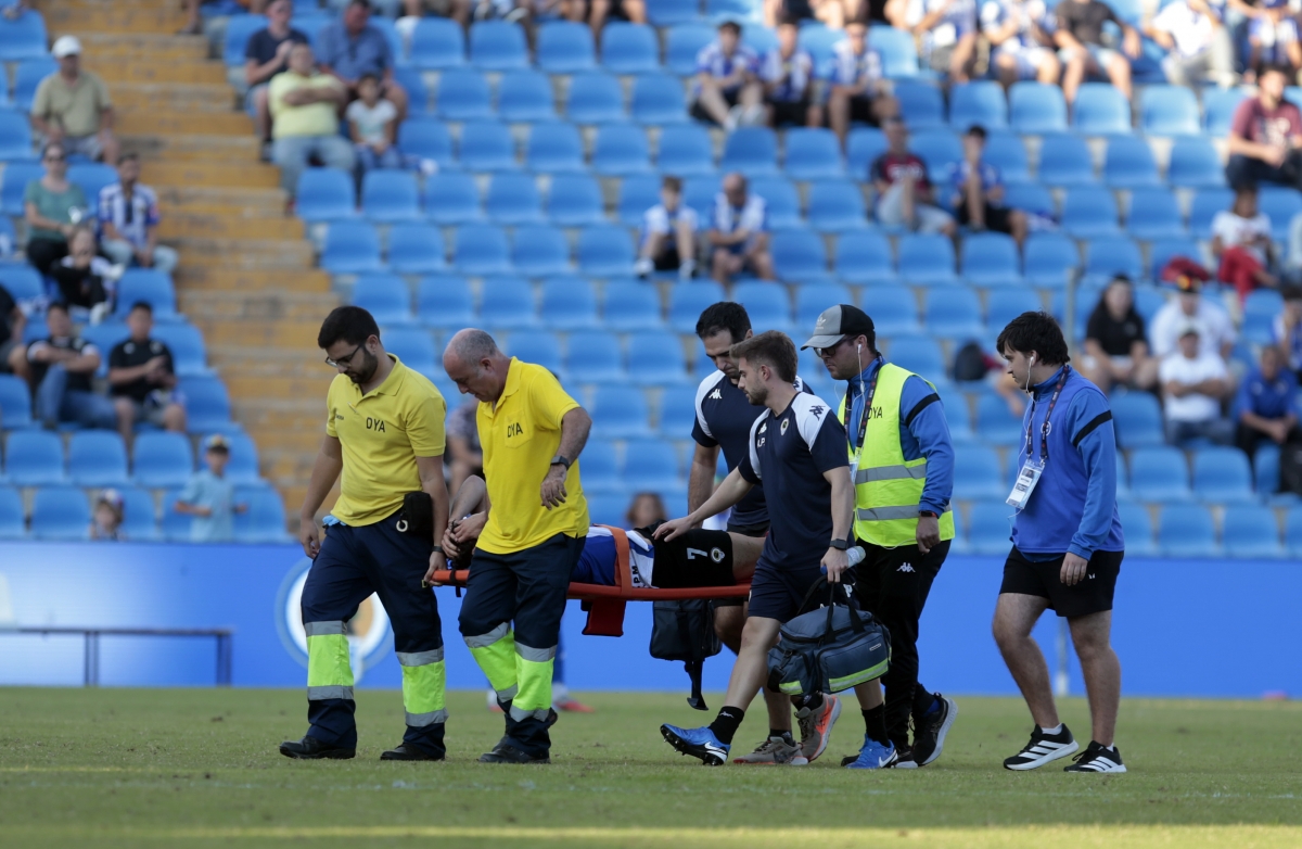 Soldevila abandona el terreno de juego en camilla - Foto: FITO GONZÁLEZ