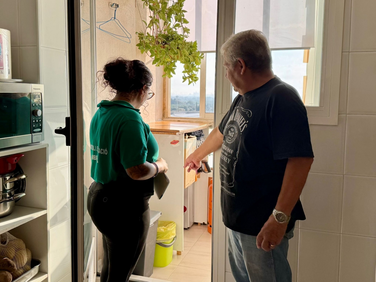 Visita de la educadora ambiental a una vivienda de Almassora. - 