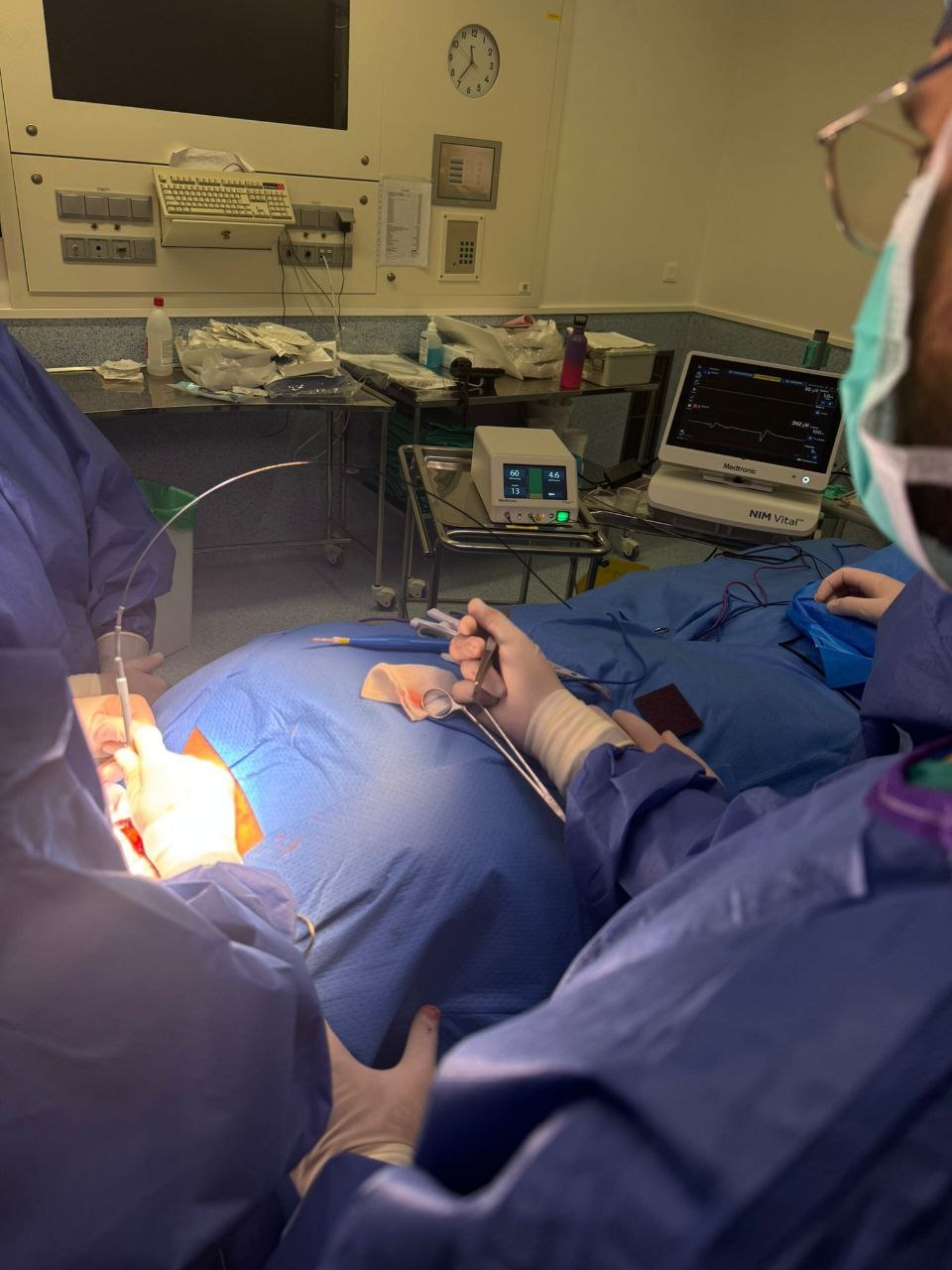 El hospital Santa Lucía de Cartagena implementa una técnica novedosa para operar con éxito la glándula tiroidea