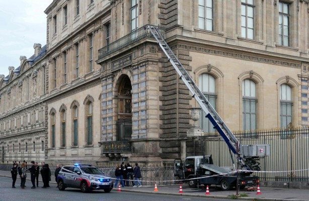 El Gobierno francés confirma un robo en el Louvre y cierra el museo provisionalmente 
