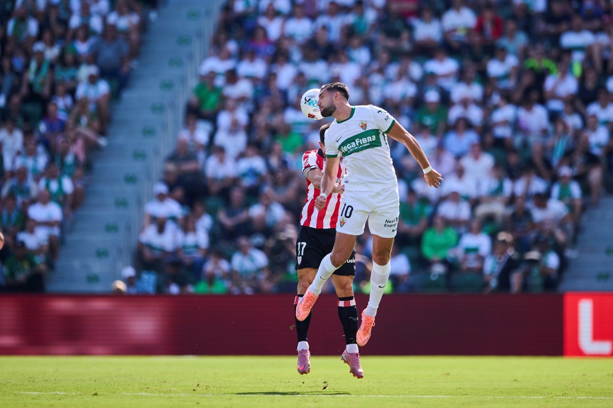 Rafa Mir y Yuri Berchiche disputan un balón aéreo - Foto: EP