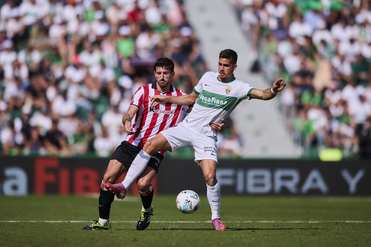 Andre Silva y Dani Vivian disputan un balón