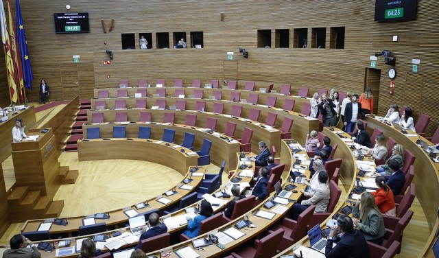 PSPV y Compromís abandonan el pleno de Les Corts al tratarse una propuesta de Vox sobre inmigración